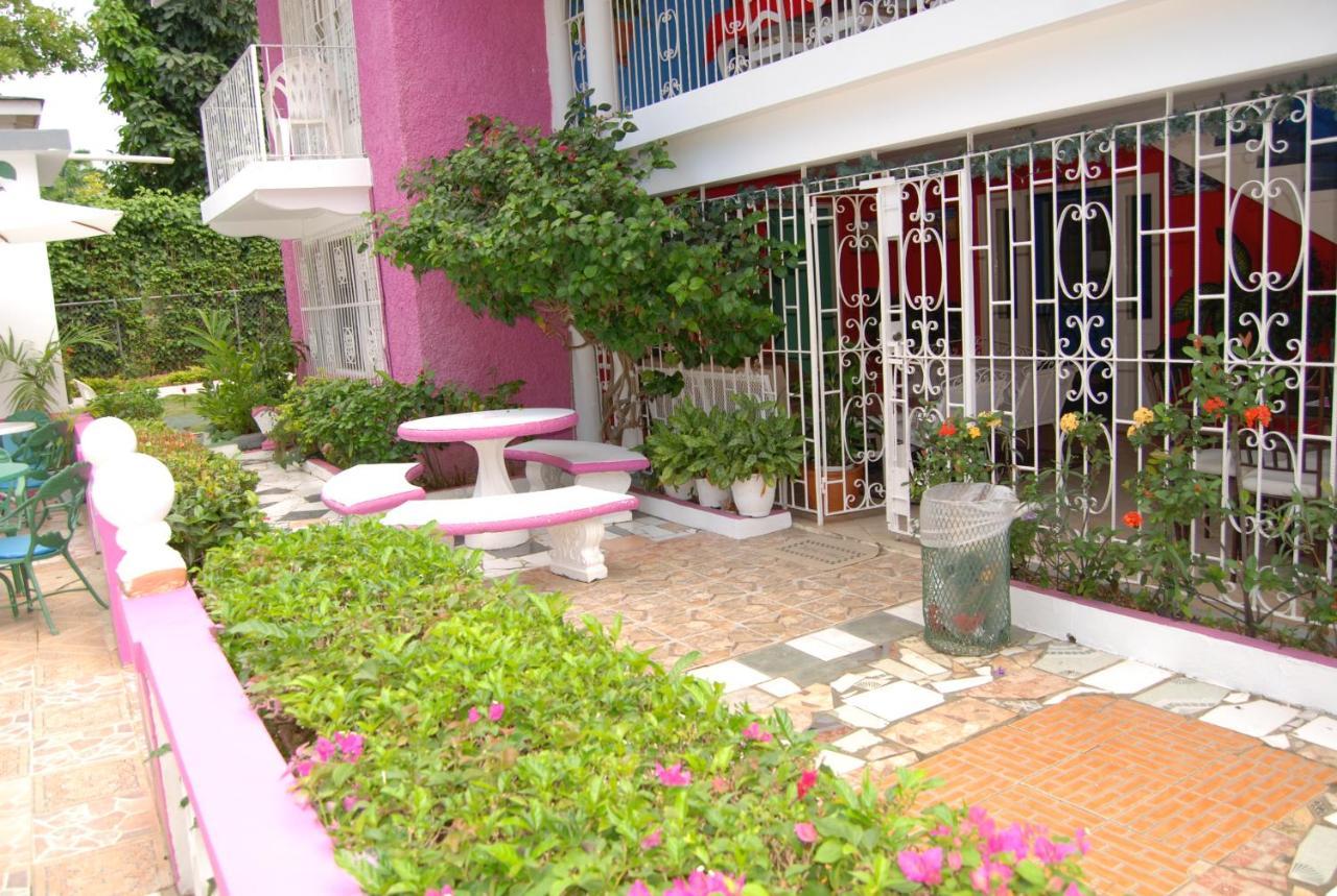 Pink Hibiscus Bed And Breakfast Montego Bay Luaran gambar