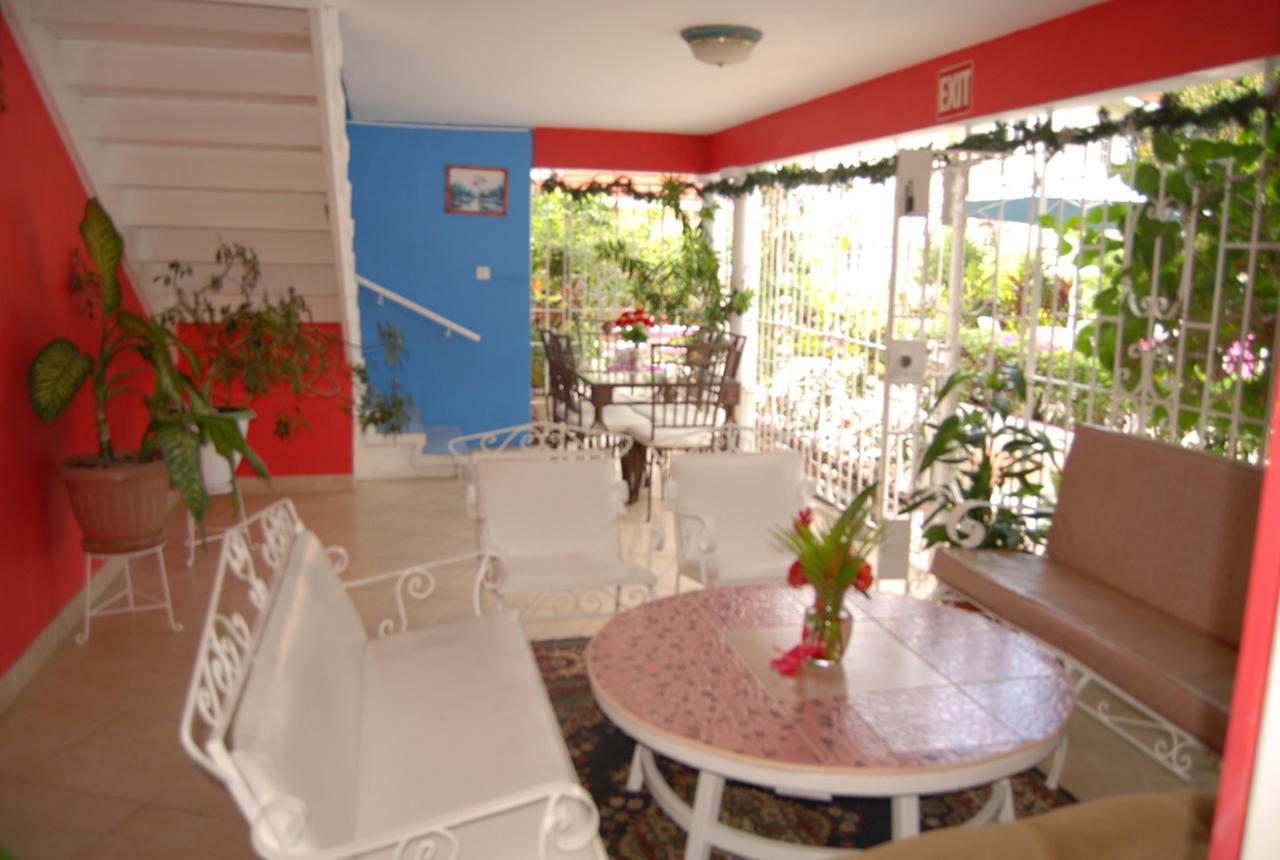 Pink Hibiscus Bed And Breakfast Montego Bay Luaran gambar
