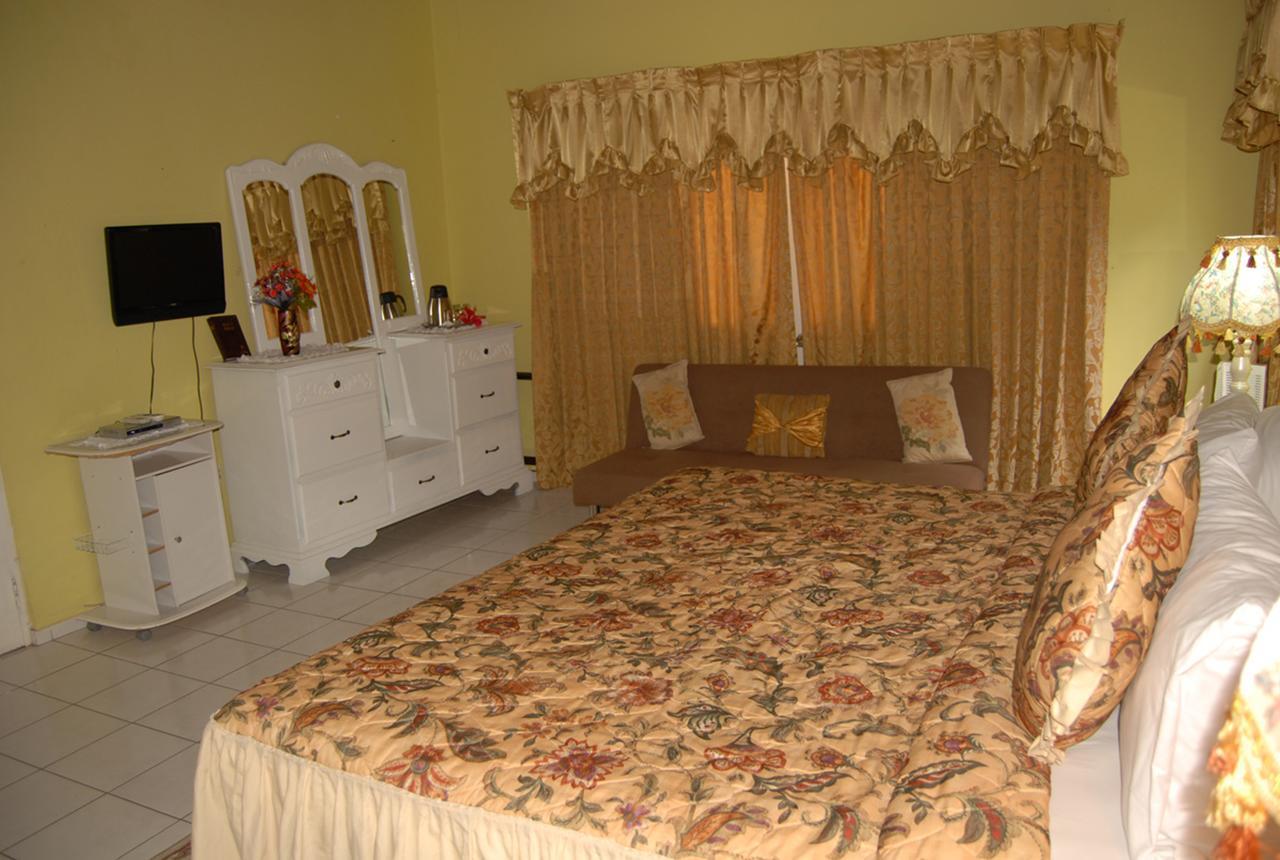 Pink Hibiscus Bed And Breakfast Montego Bay Luaran gambar